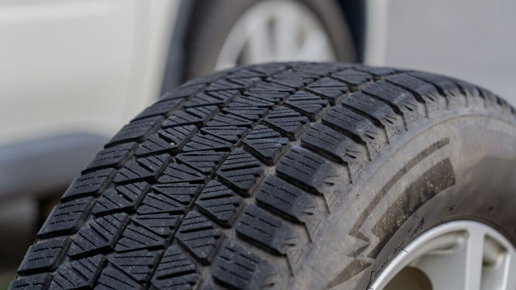 スタッドレスタイヤ特有の溝